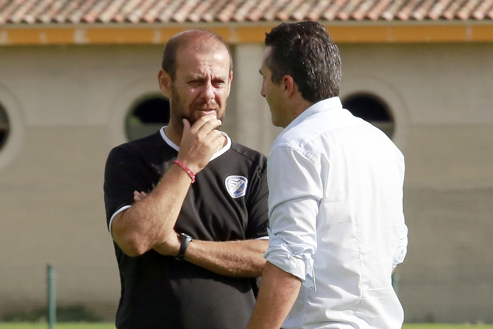Bernardo Plaza conversa con Edu Villegas en un entrenamiento.