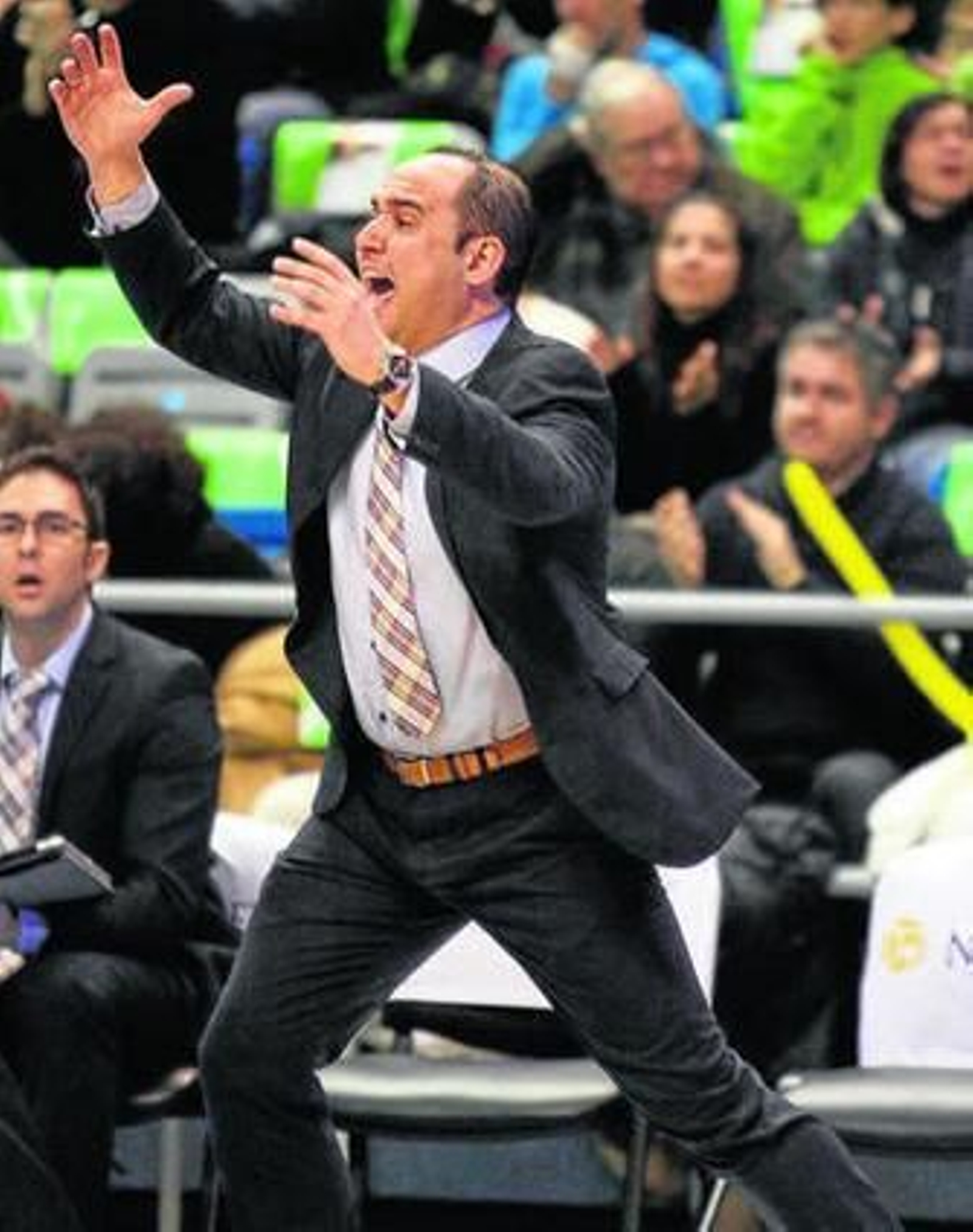 Chus Mateo se desgañita desde el banquillo.