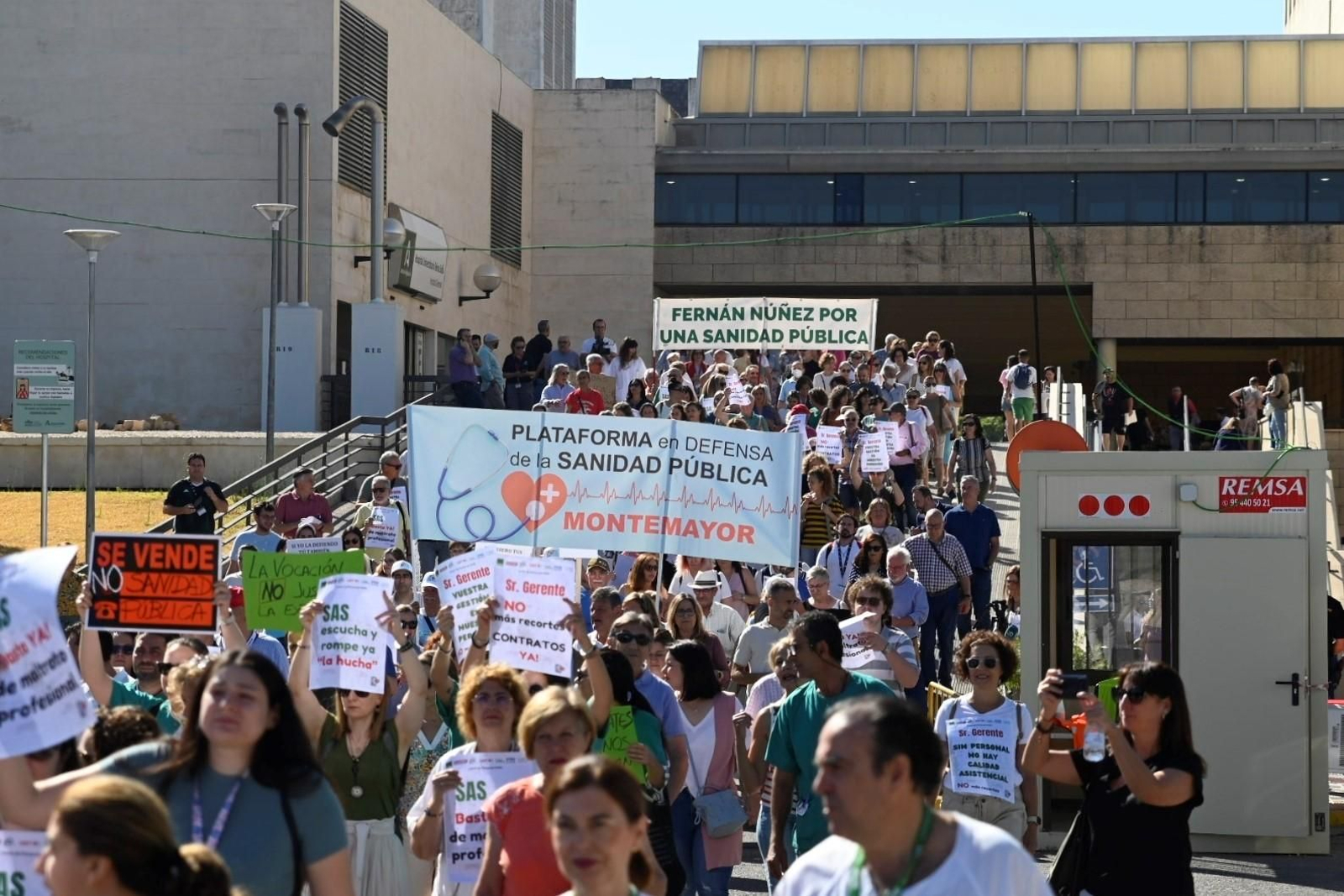 Las imágenes de la manifestación en el Hospital Reina Sofía por los recortes del SAS