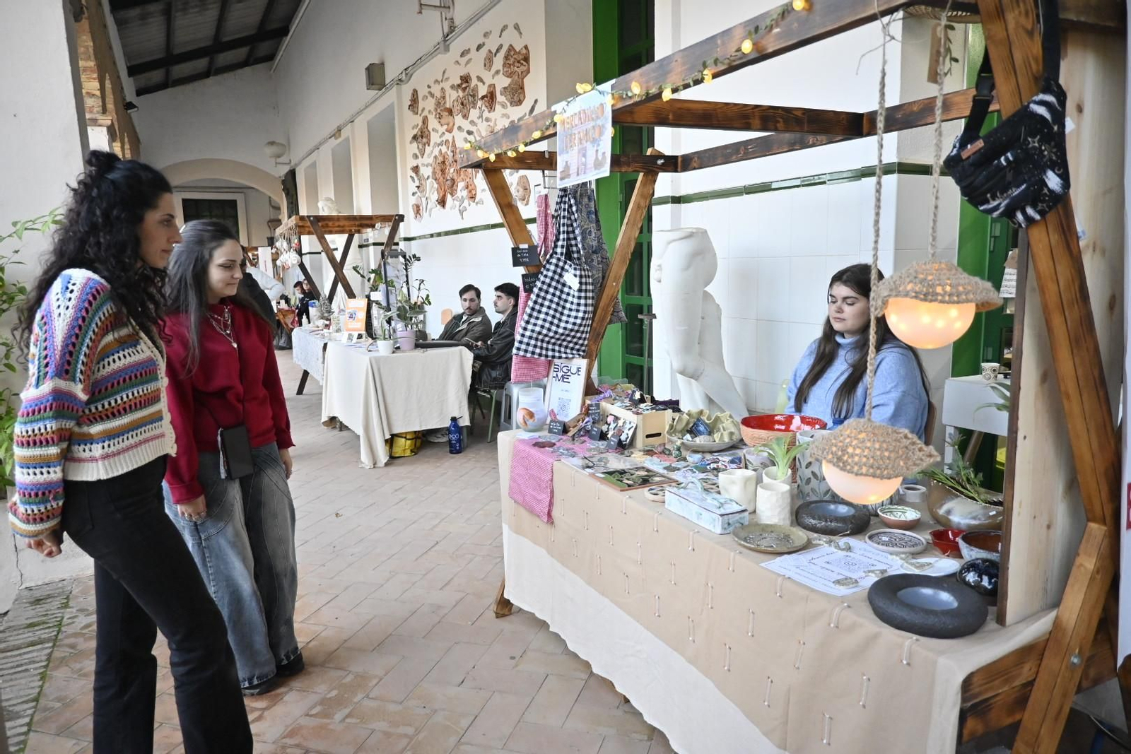 Imágenes del tradicional mercadillo de navidad de la escuela de arte León Ortega