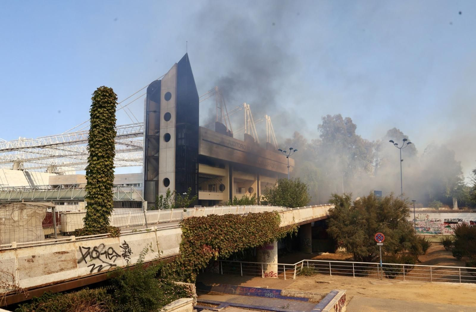 Las imágenes del incendio del auditorio Rocío Jurado