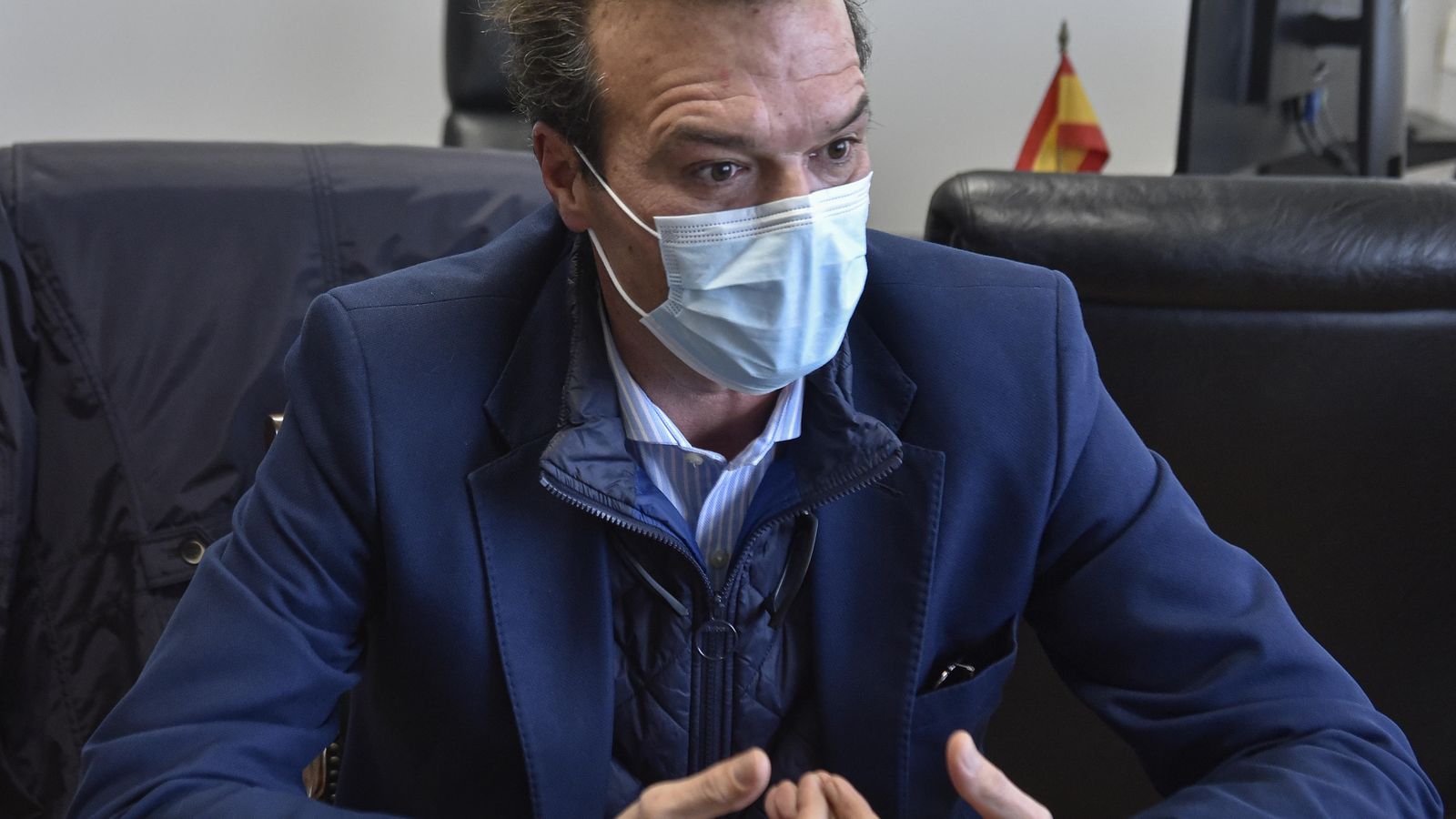 Rafael Salas, reflexivo durante una respuesta.