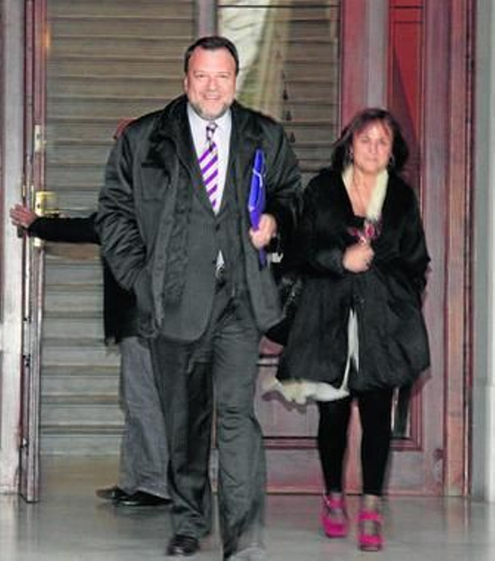 Alfredo Sánchez Monteseirín sale sonriente de la Casa Grande junto a su jefa de gabinete.