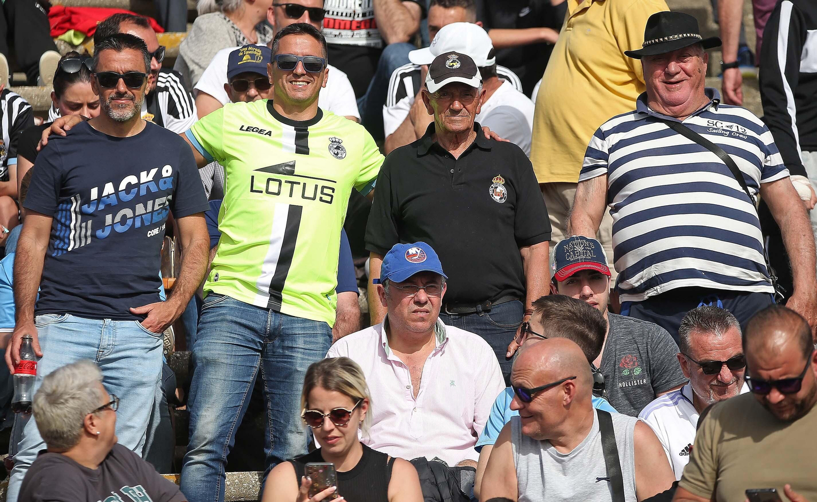 Fotos de la afición durante el Balona - Talavera en el estadio municipal de La Línea