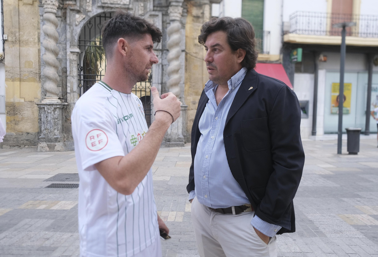 La visita del Córdoba CF al Ayuntamiento de Córdoba, en imágenes