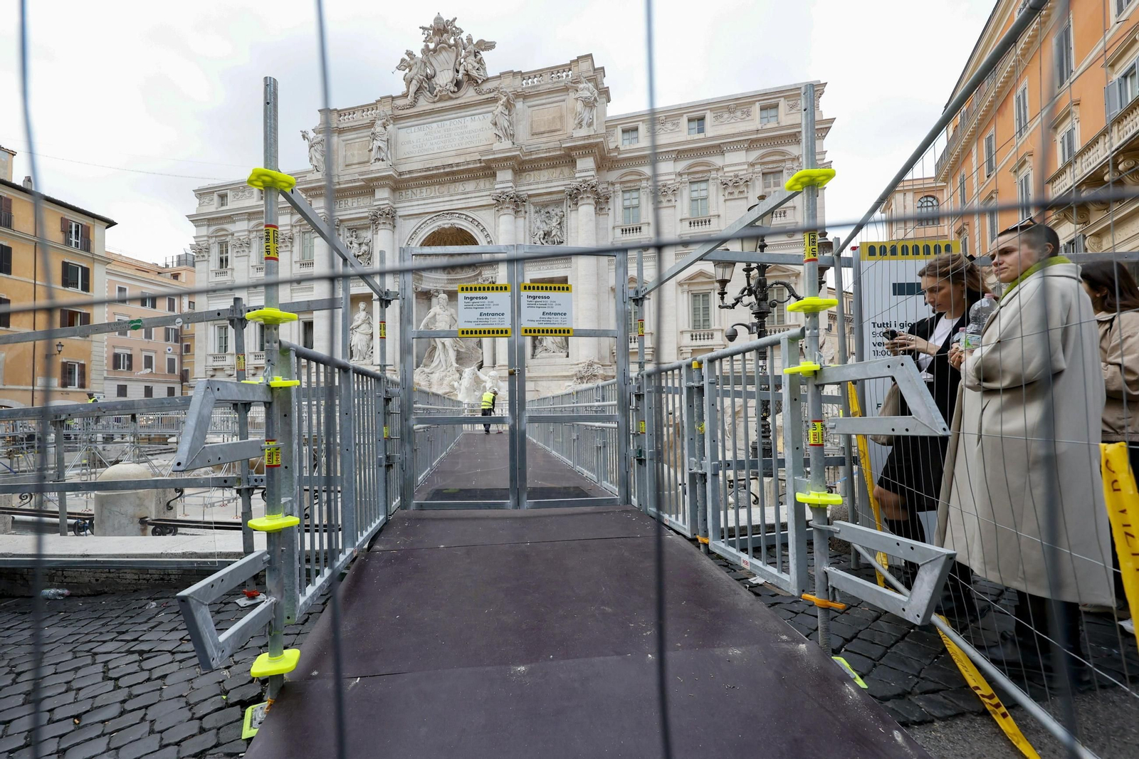 La Fontana de Trevi ya se puede observar de cerca gracias a una polémica pasarela