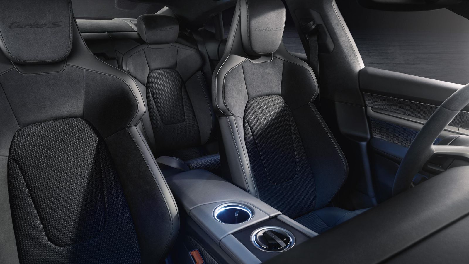 La posición de conducción no es muy diferente a la de un Porsche 911 aunque, evidentemente, se va algo más alto. Los asientos, por confort y sujeción lateral, intachables.