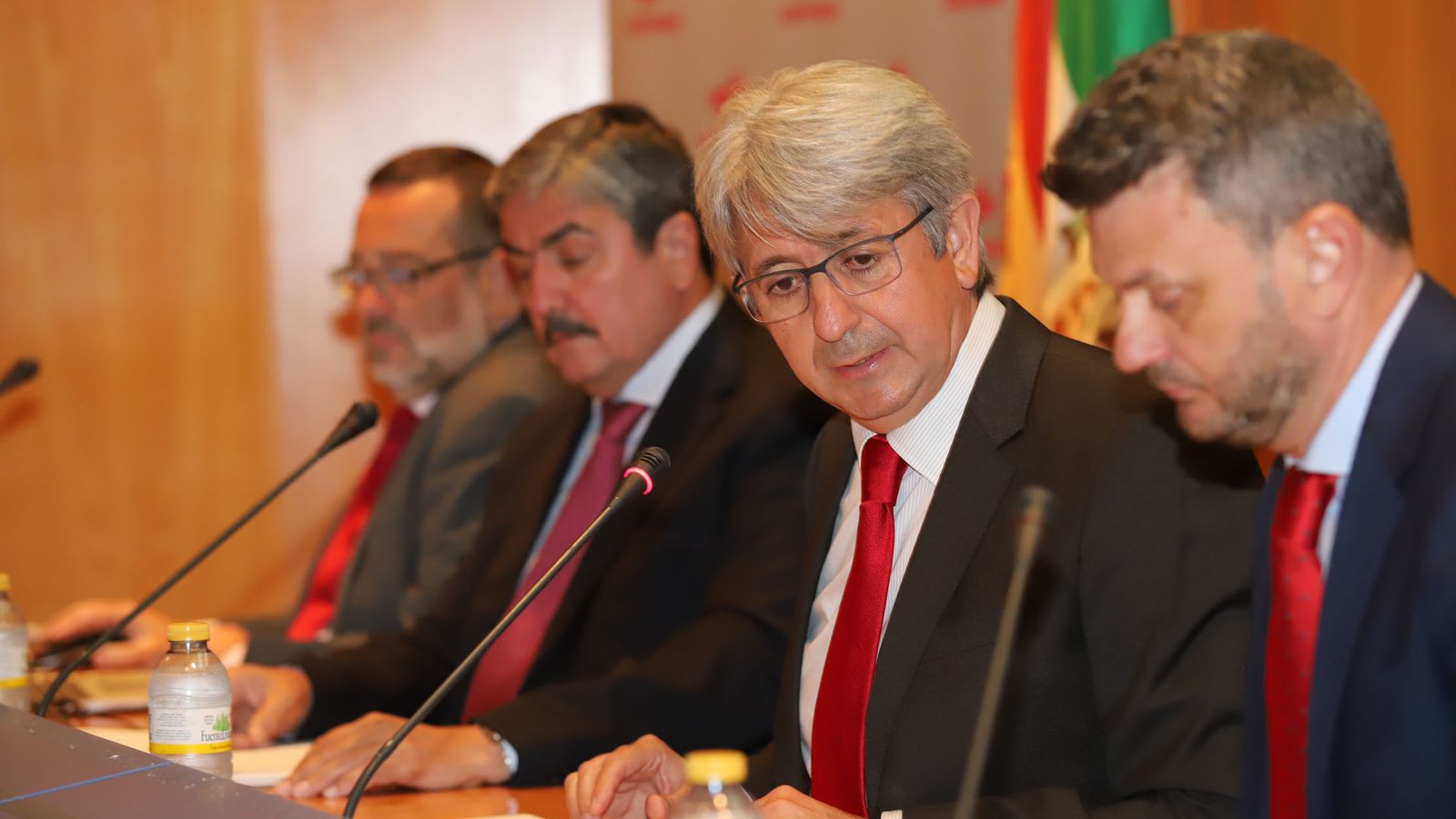 José Antonio Agüera junto con Jesús Ivars y los técnicos medioambientales de la Refinería y la Química.