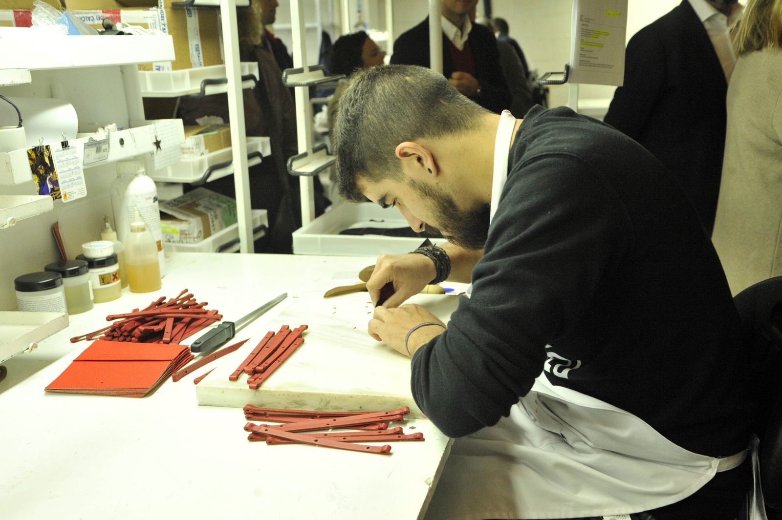 Un operario de Ubrique realizando pequeña marroquinería, en una imagen retrospectiva.