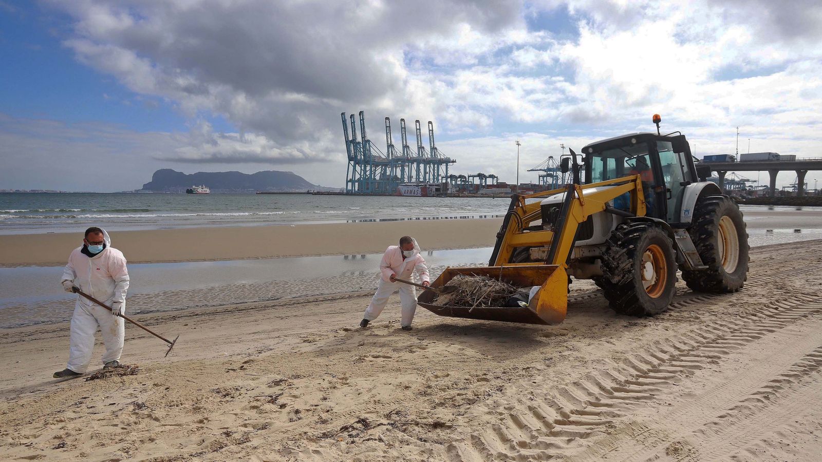 Restos de combustible del AM Ghent en Algeciras