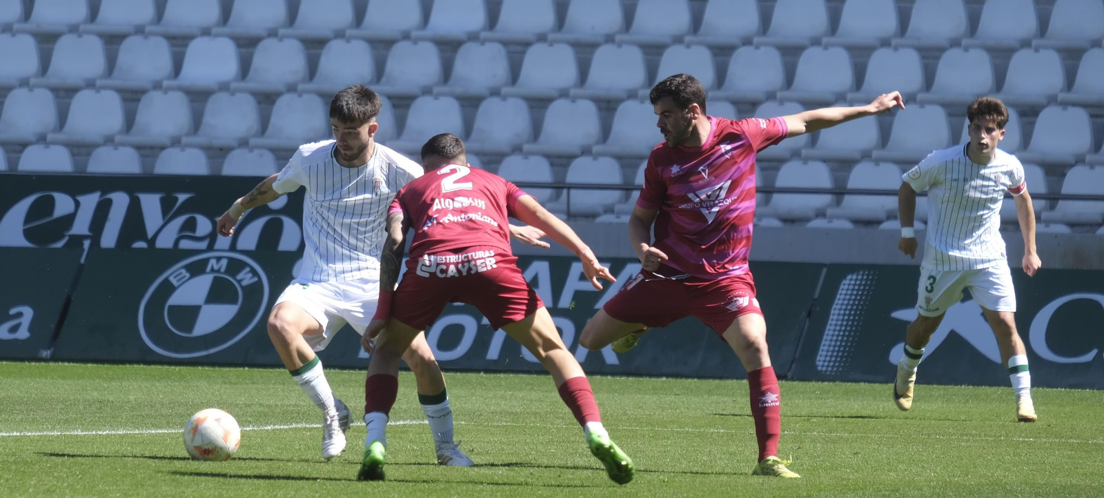 Marc Esteban es presionado por dos jugadores del Antoniano.
