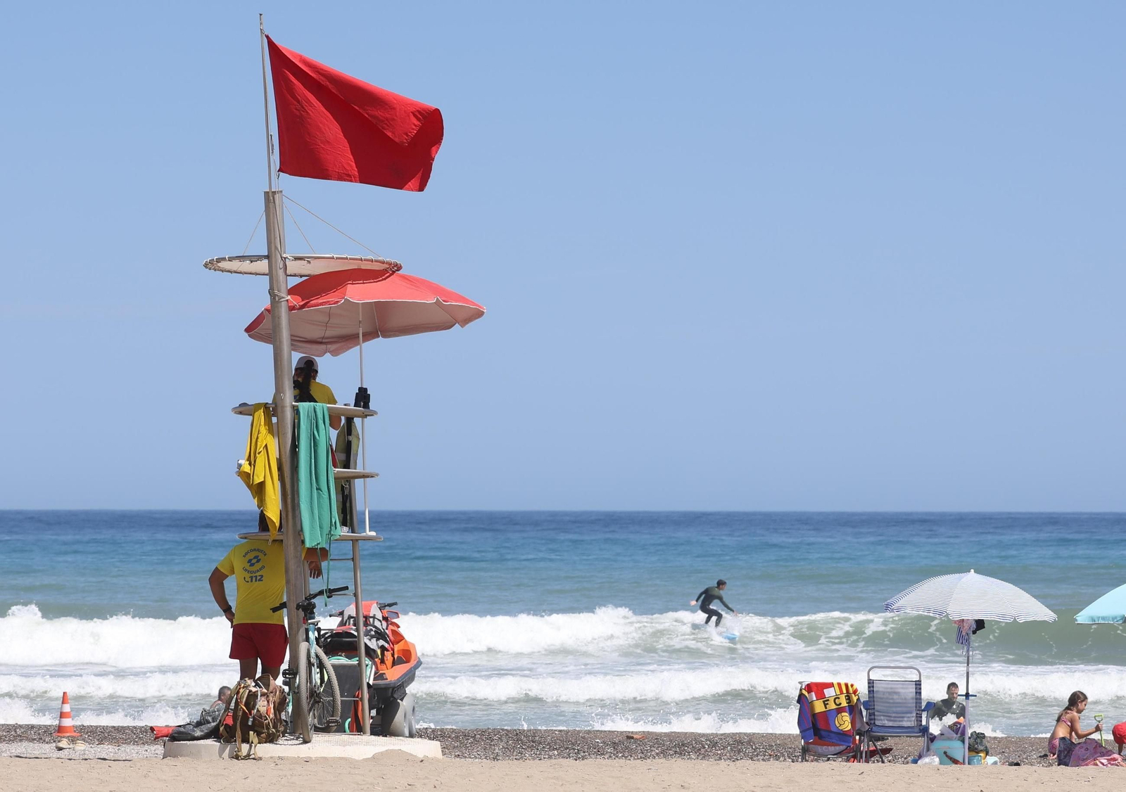 Bandera roja izada en la playa de la Misericordia este viernes.