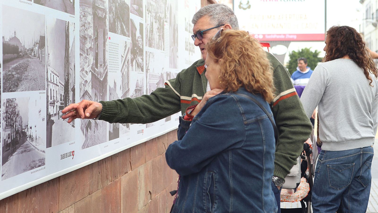 Las imágenes permanecerán expuestas en un lateral de la plaza de abastos hasta el 15 de diciembre.