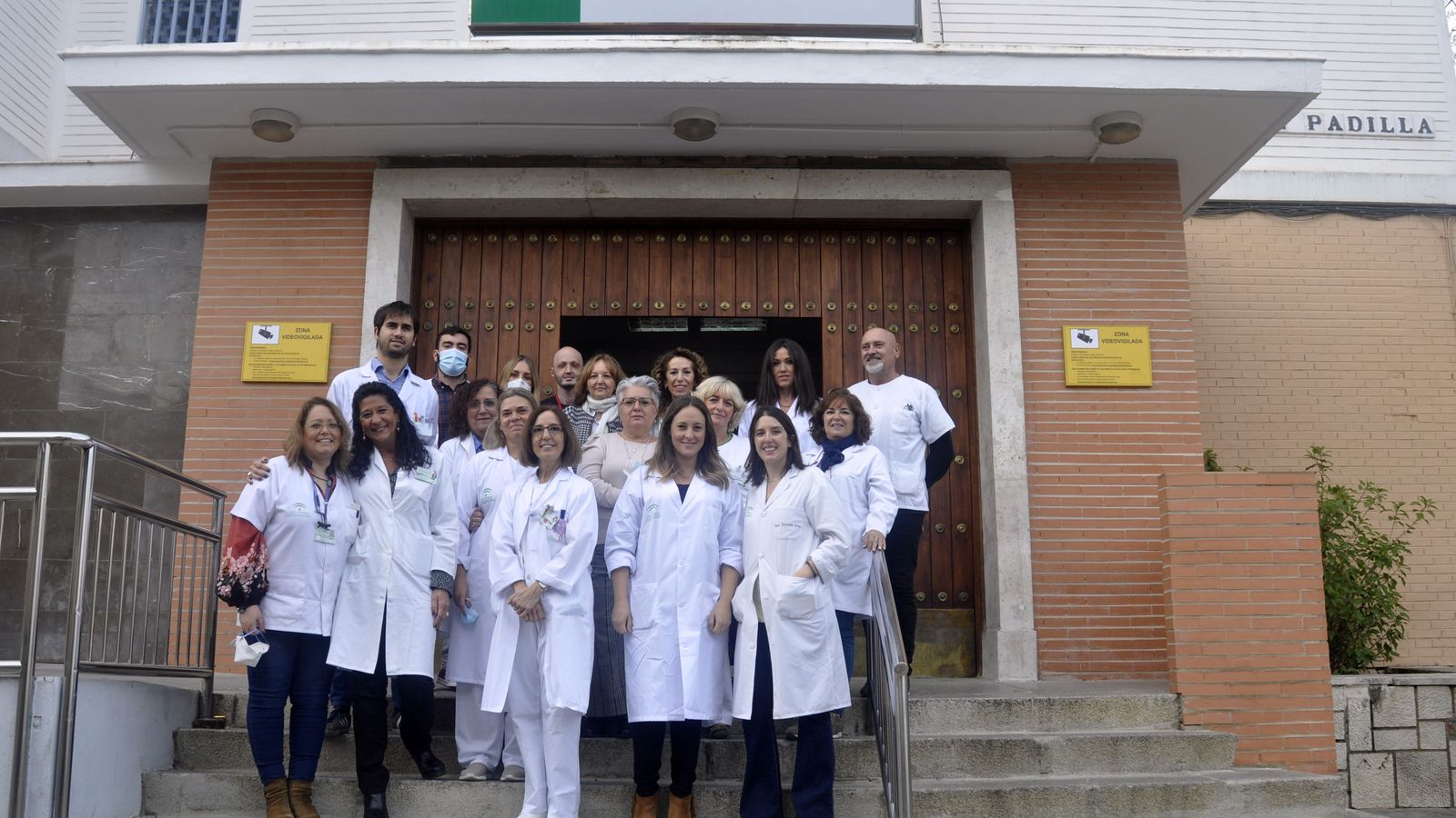 Parte del equipo en la puerta del Centro de Especialidades Dr. Fleming.