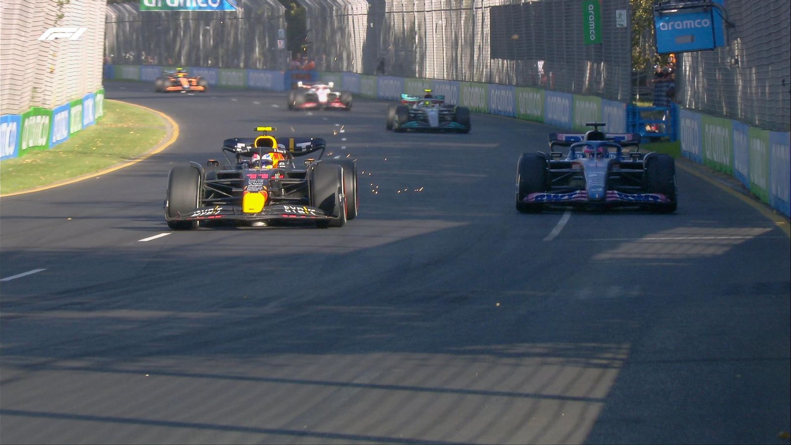 Pérez adelanta a Alonso.