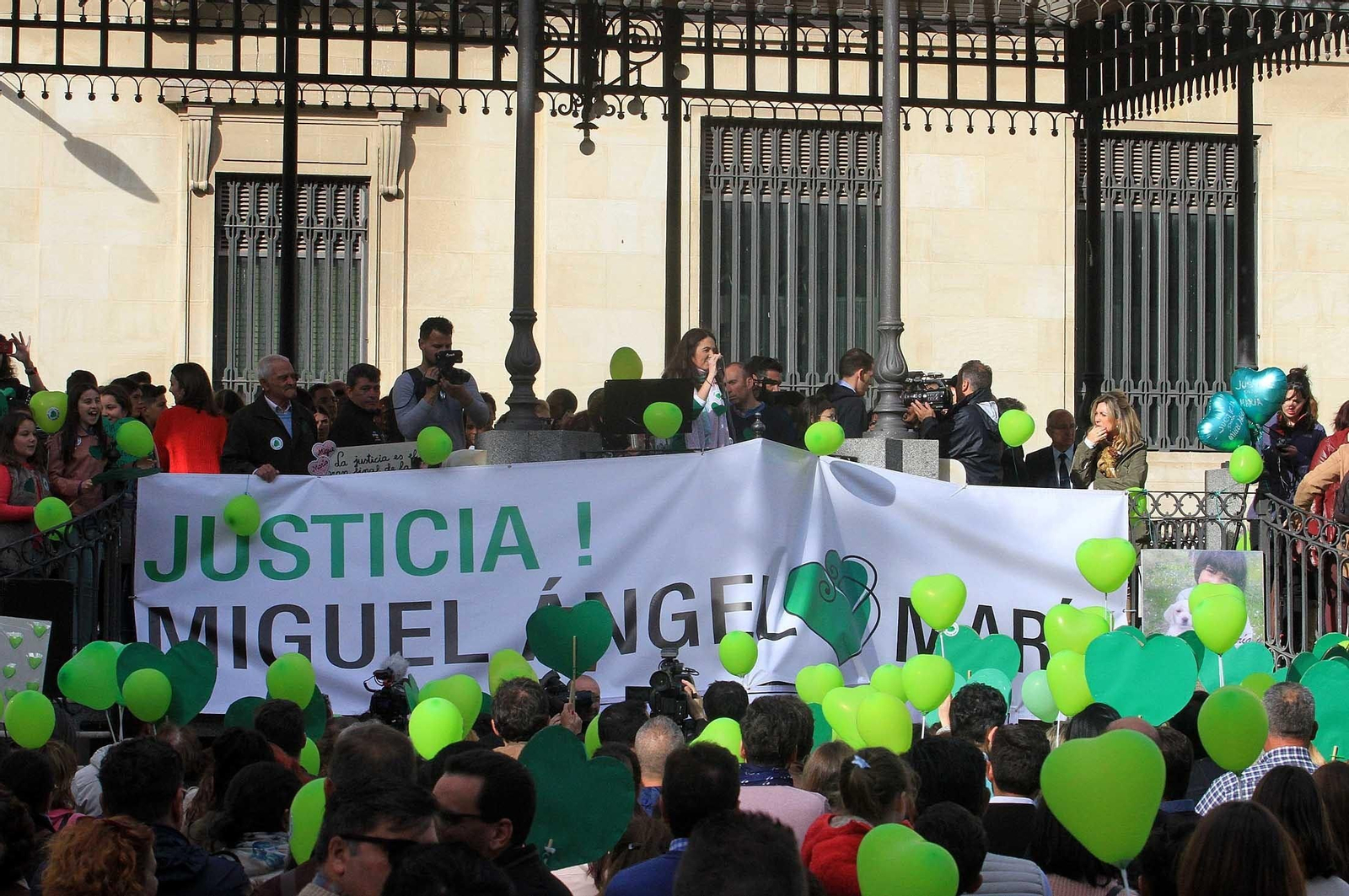 Globos y corazones verdes, símbolo de la familia de Miguel Ángel Domínguez y su hija María, en su petición de justicia, cinco años después de su brutal asesinato en Almonte.