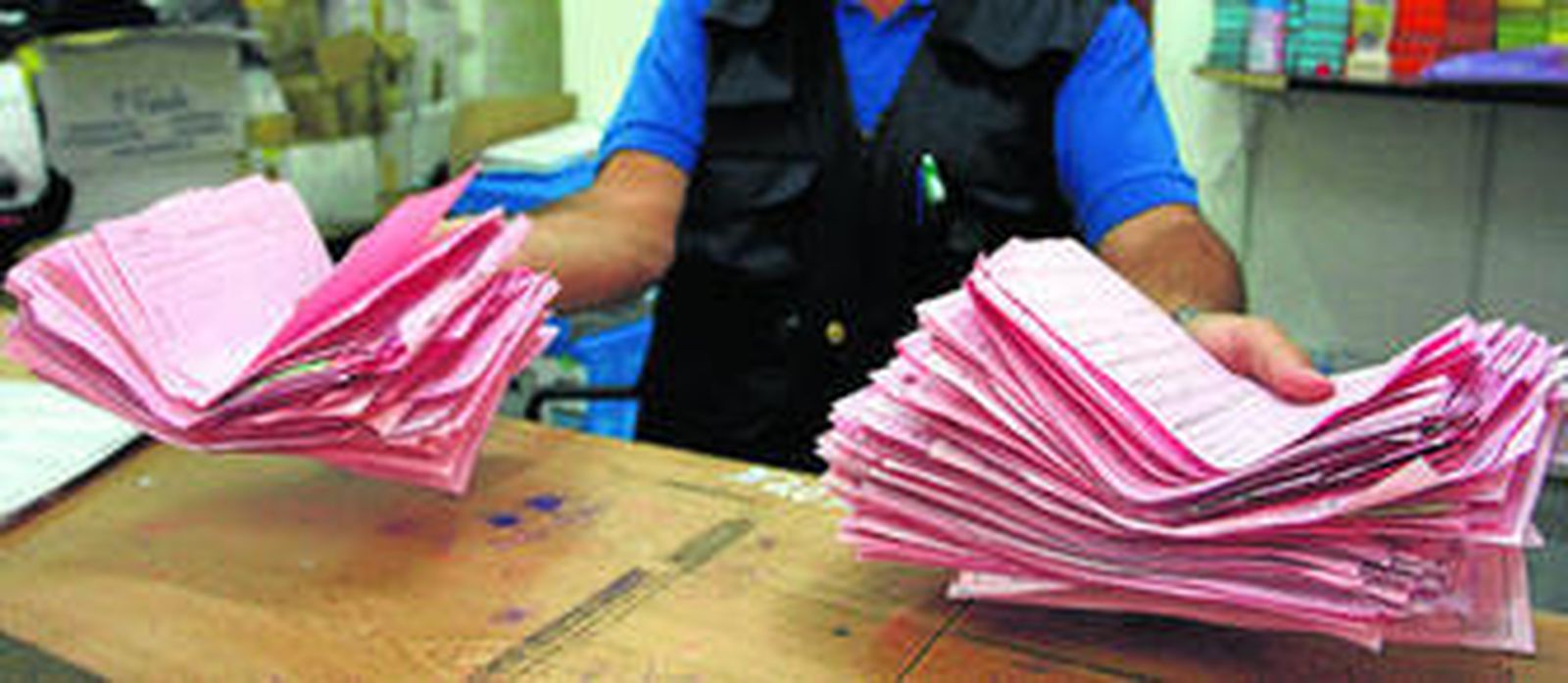 Uno de los miembros de la asociación PM40 muestra dos fajos de multas que han recibido en las últimas semanas.