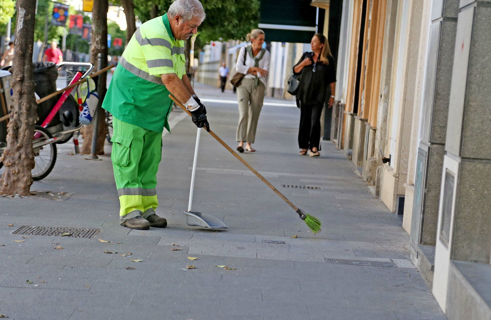 Un empleado del servicio de limpieza viaria y recogida de residuos.