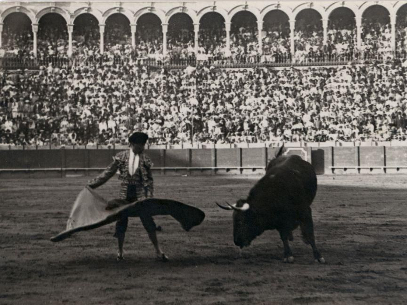 Rafael Gómez 'El Gallo' hace un remate de capa en la Real Maestranza (1915 – 1920).