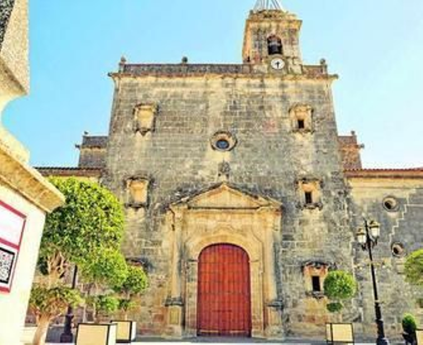 La iglesia de Santa María de Gracia, que acoge la casa parroquial, hasta donde llegaron los dos individuos.