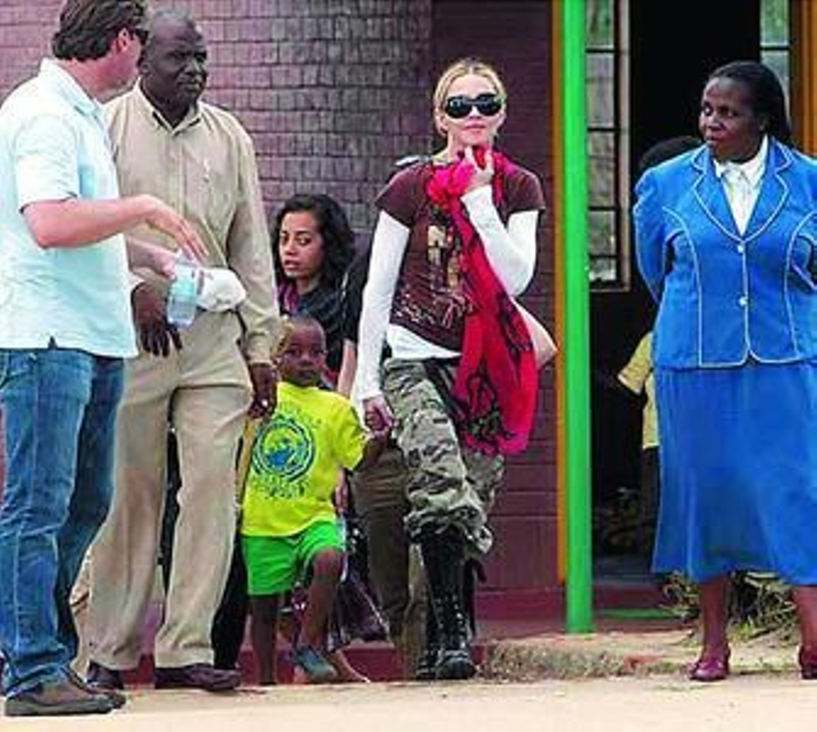 La estrella del pop, con su hijo David, en su último viaje a Malawi para conseguir adoptar a Mercy.