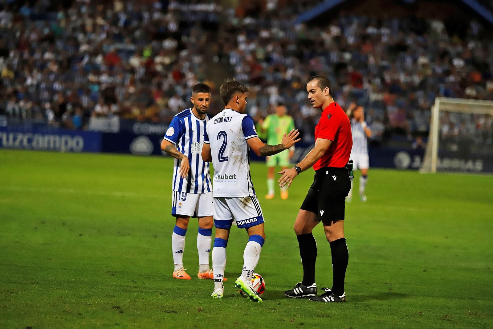 Alberola Rojas conversa con Sergio Díez durante el partido con el Málaga esta temporada.