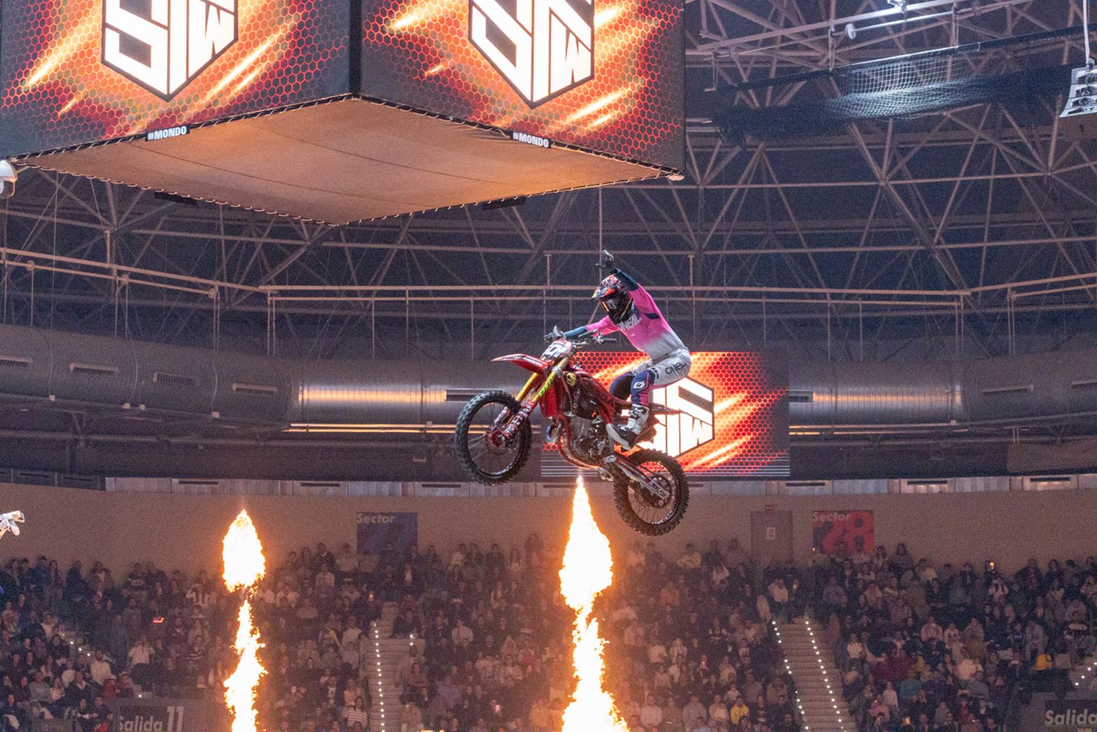 En imágenes: el Olivo Arena vibra con piruetas y motor en estado puro en el Soloflow Freestyle (2)