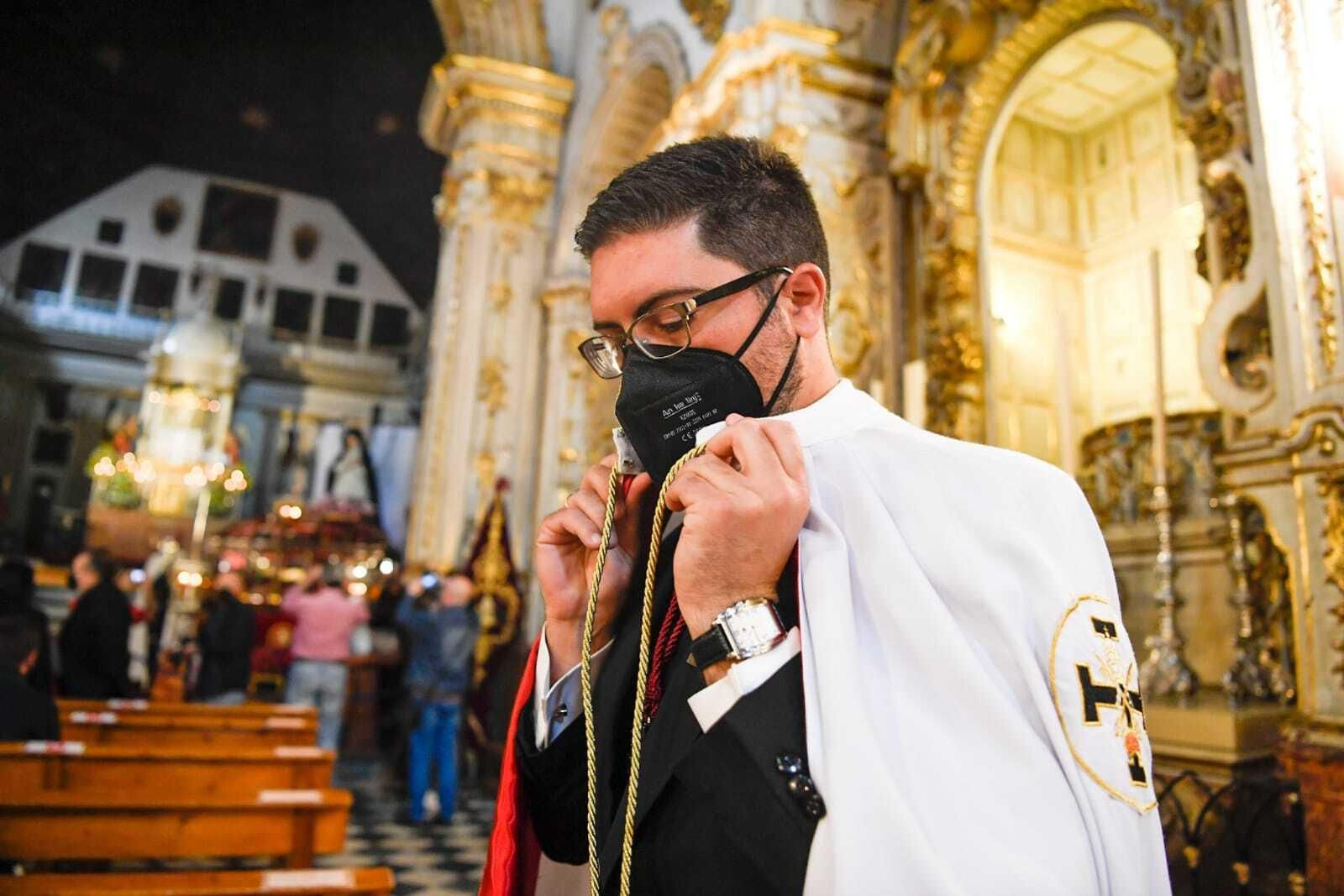 Santa Ana abre sus puertas para venerar al Señor del Santo Sepulcro y la Virgen de la Soledad