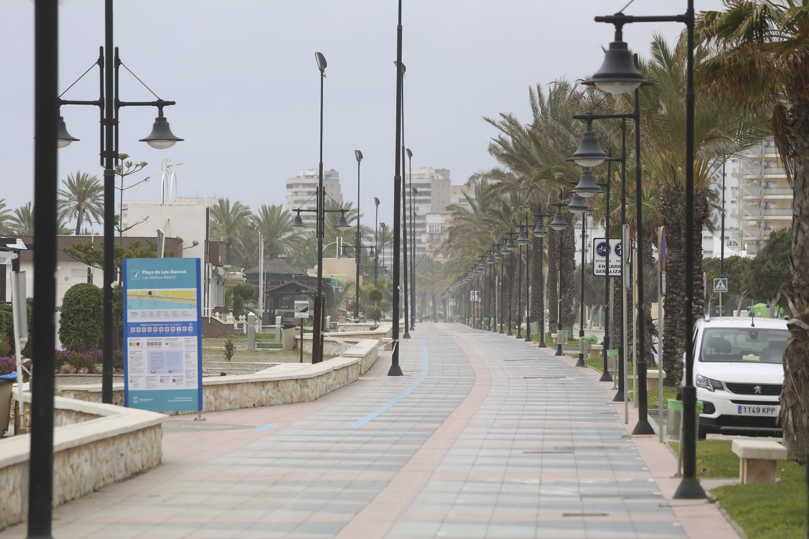 Playas cerradas en Torremolinos, la imagen del coronavirus en Málaga