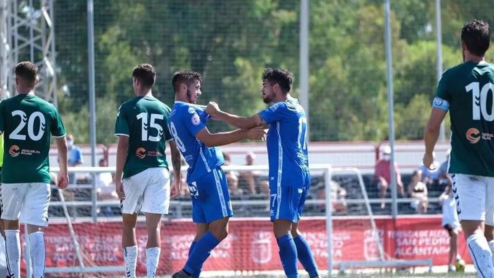 Iván Navarro felicita a Óscar tras provocar el penalti que Juanito transformó en el 1-0.