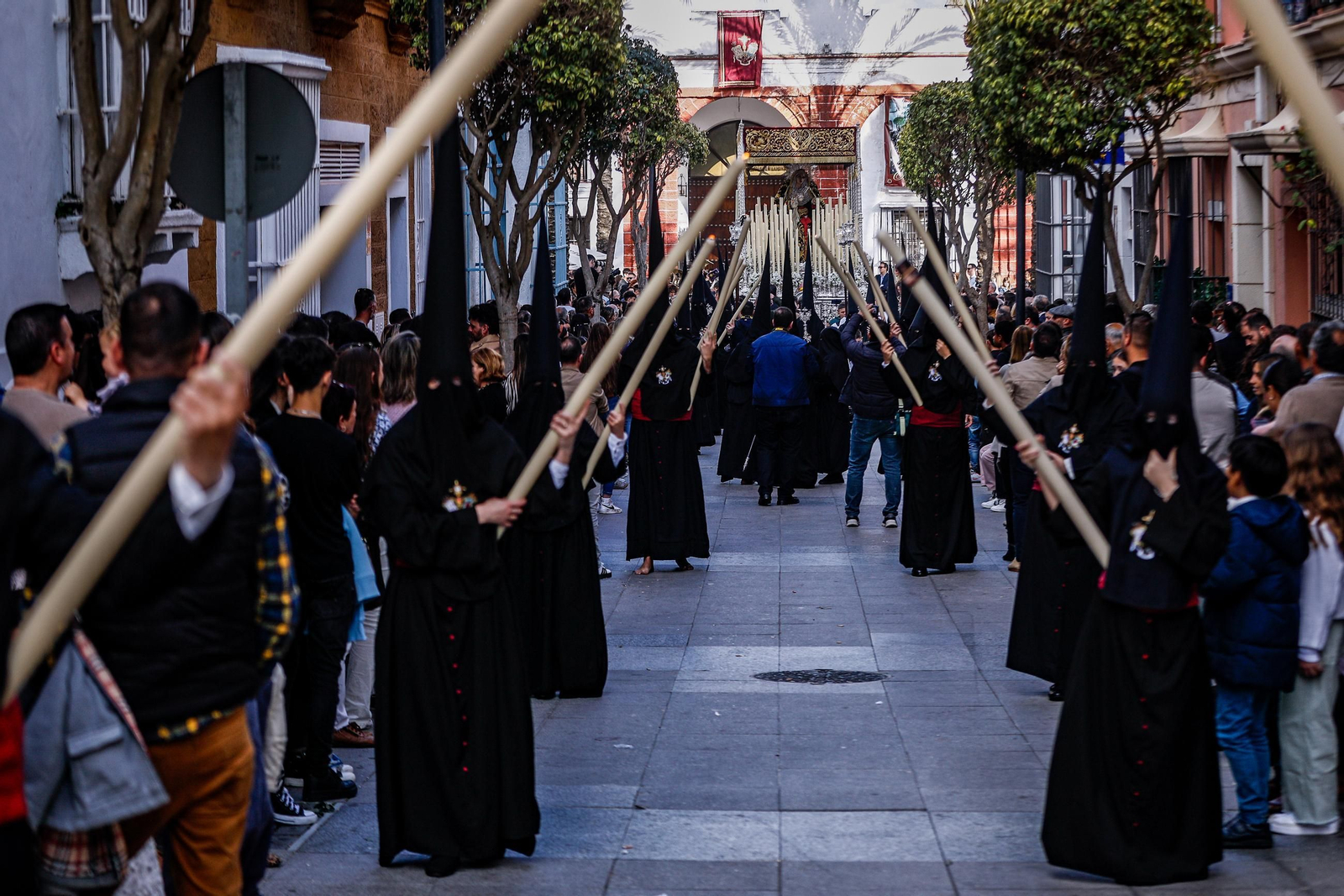 Imágenes de la salida de Desamparados en la Semana Santa de San Fernando 2025