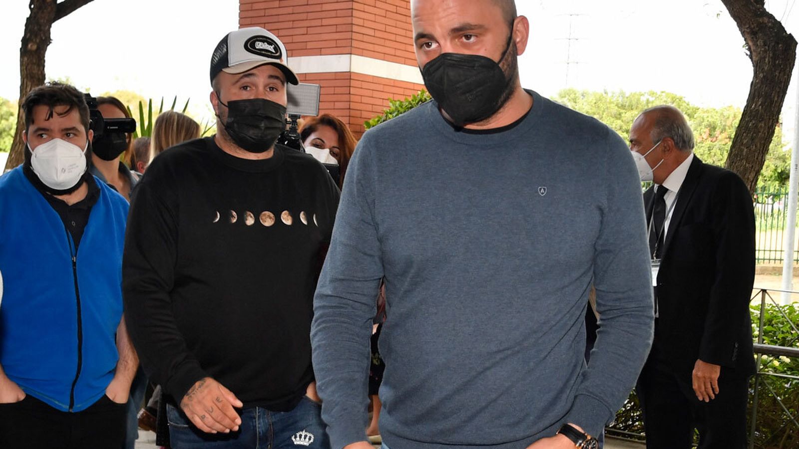 Antonio Tejado con Kiko Rivera en segundo plano, quien ha ido a darle el pésame.