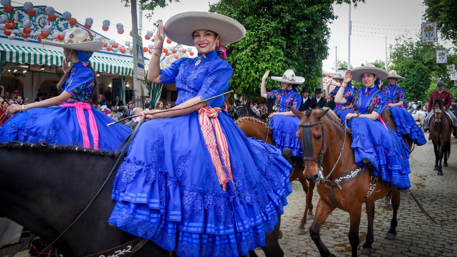 Bello desfile de amazonas de México.