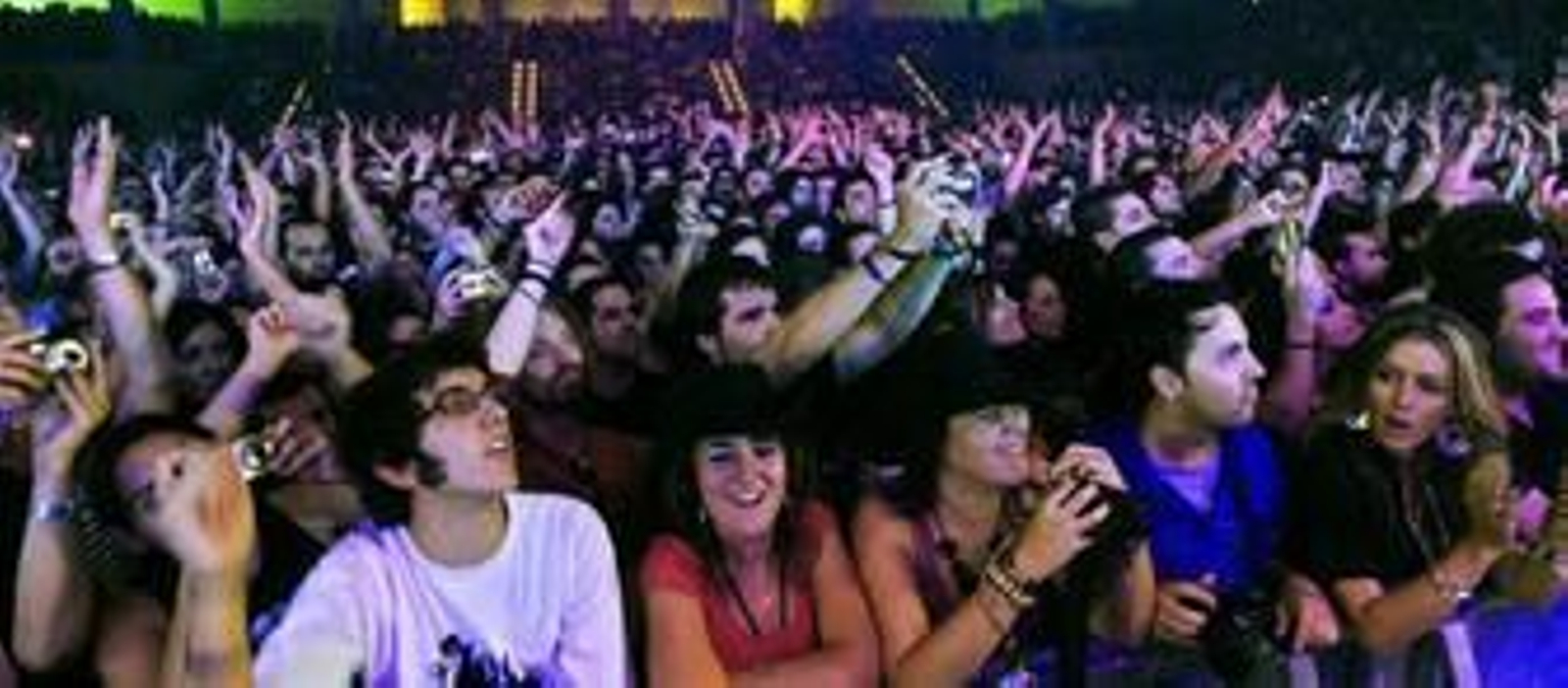 Miles de jóvenes inundaban la pista del pabellón Vista Alegre durante el concierto de Bunbury.