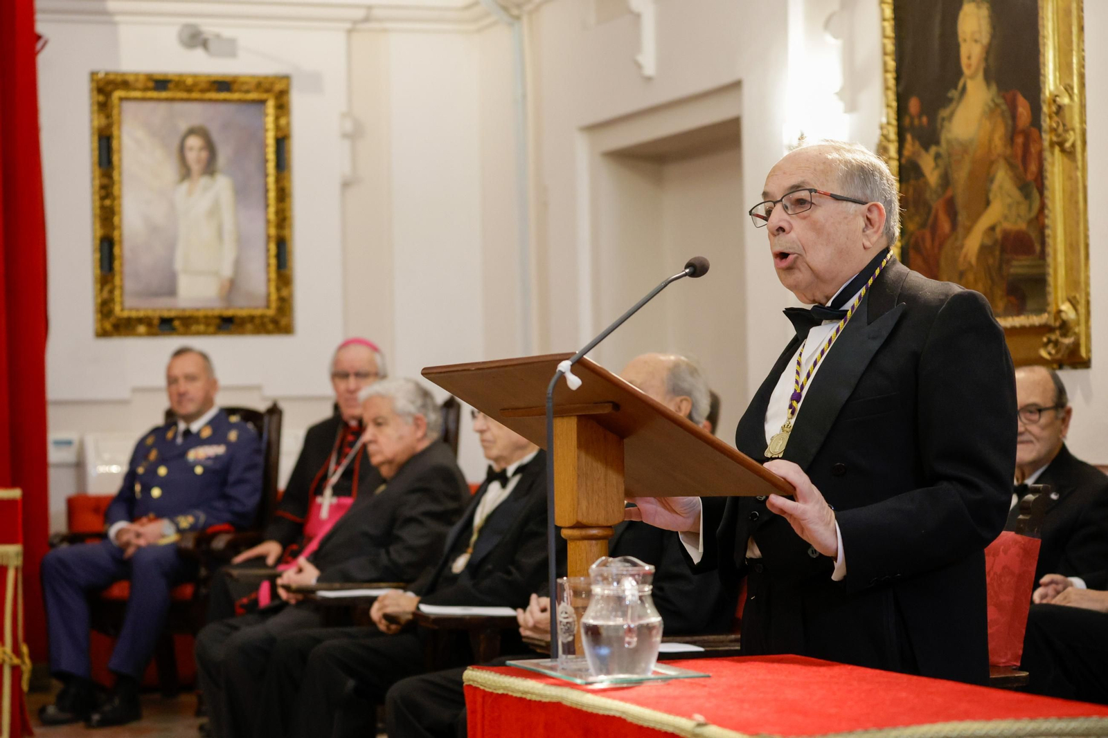 Las imágenes del ingreso como académico de Erudición en la academia de Medicina del arzobispo José Ángel Saiz Meneses