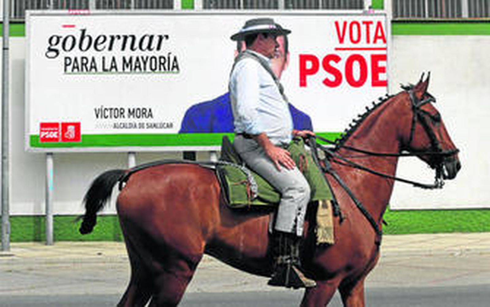 El lema de campaña del PSOE en las pasadas municipales (Gobernar para la mayoría) preside un cartel publicitario del actual alcalde de Sanlúcar.