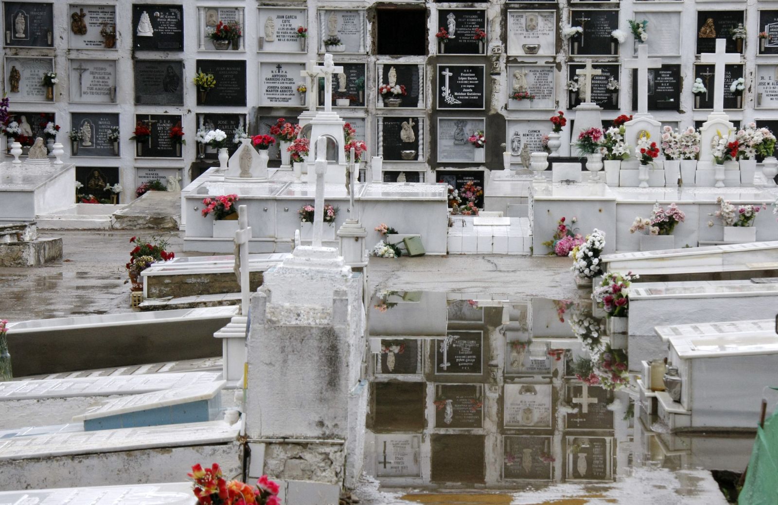 Imagen del cementerio municipal esta mañana donde se puede ver poca o casi ninguna afluencia de público a causa de la lluvia.