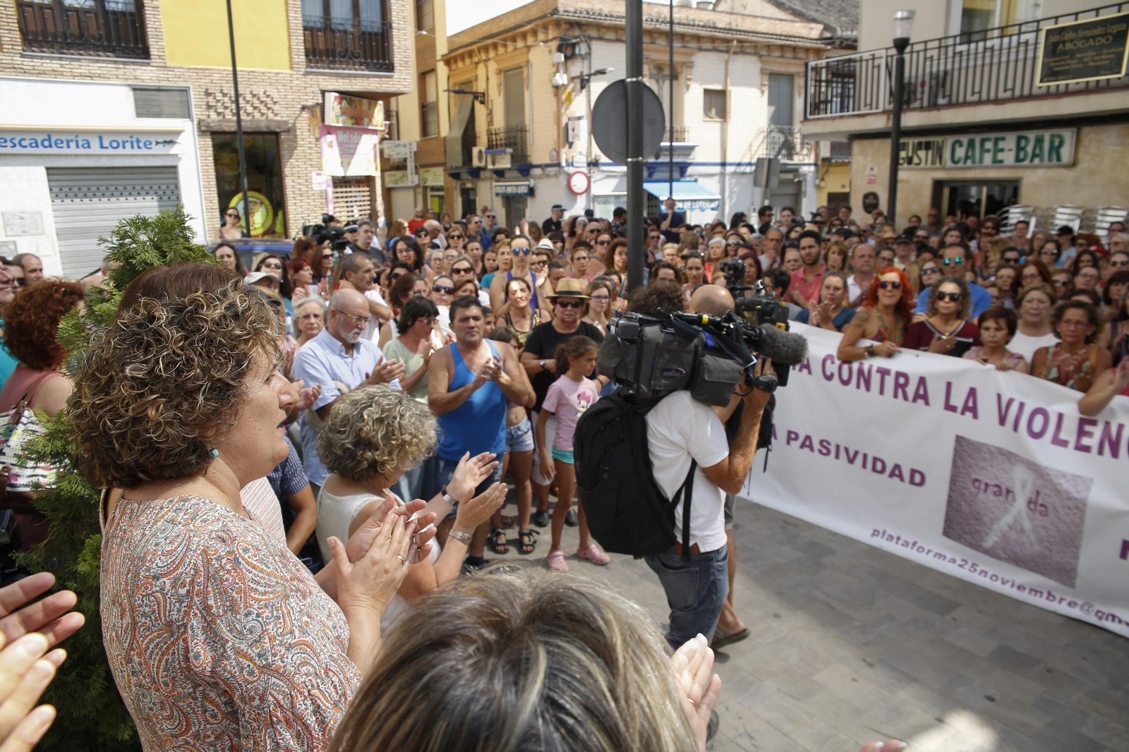 La asasesora jurídica del centro municipal de la mujer de Maracena, Francisca Granados, se dirigió a los vecinos que se concentraron en Maracena.