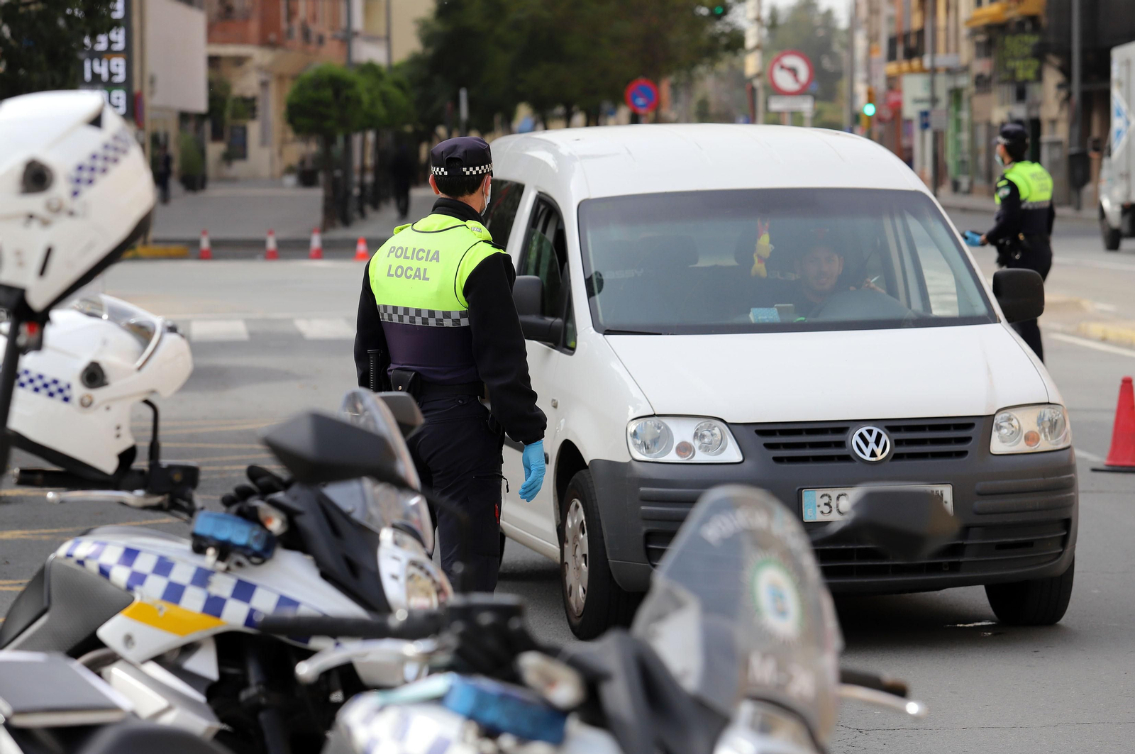 Imágenes de las actuaciones de la Policía Local de Huelva para combatir el coronavirus