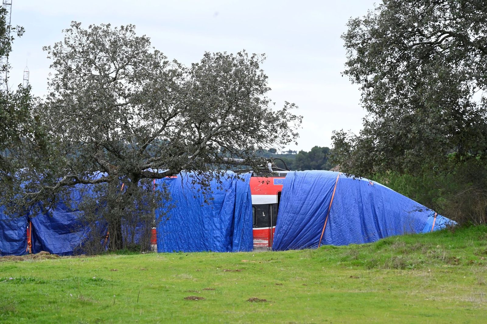 Los trenes vuelven a Adamuz un mes después de la tragedia, en imágenes