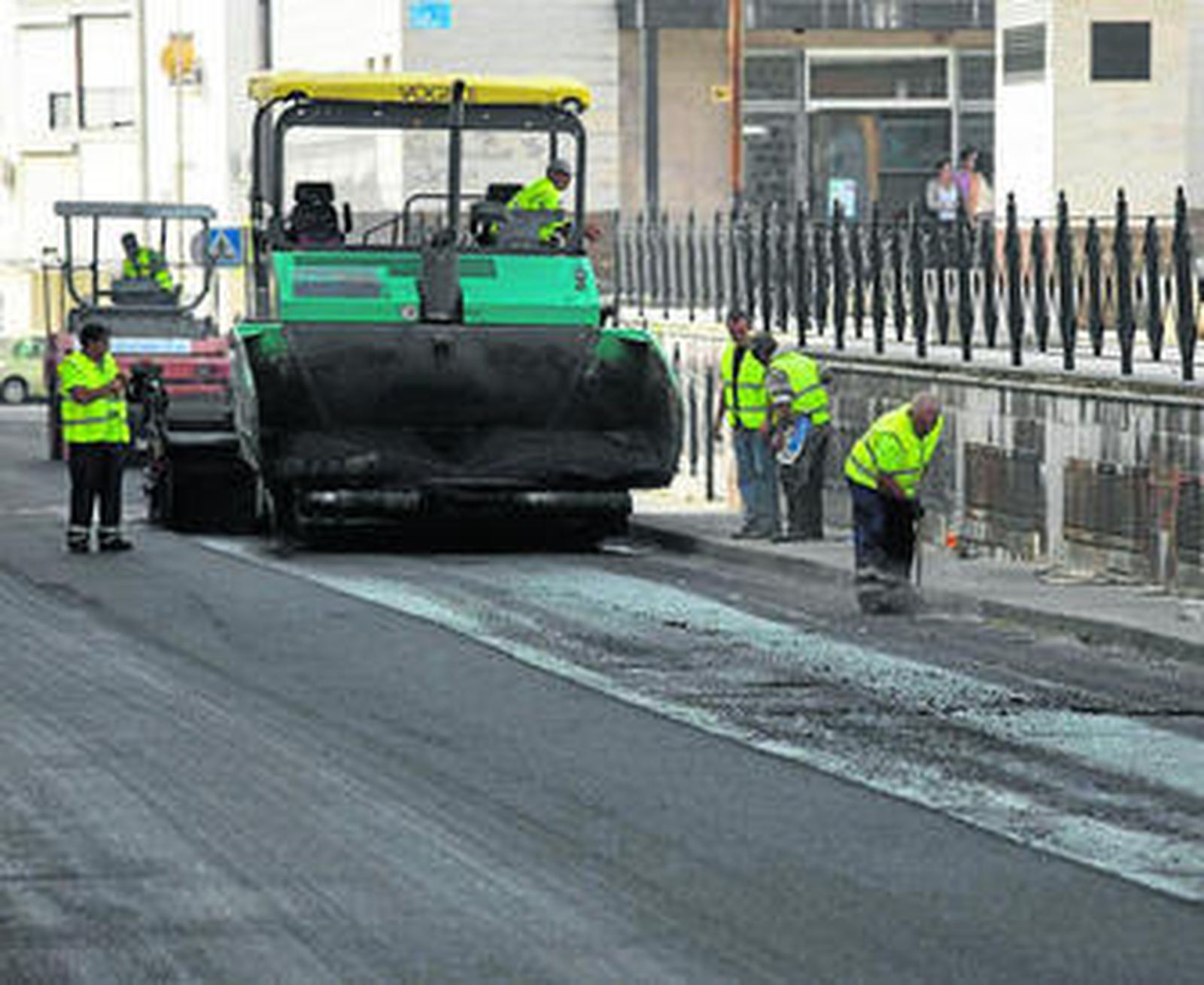Operarios trabajan en el asfaltado de una calle en la capital, en una actuación anterior a este plan.