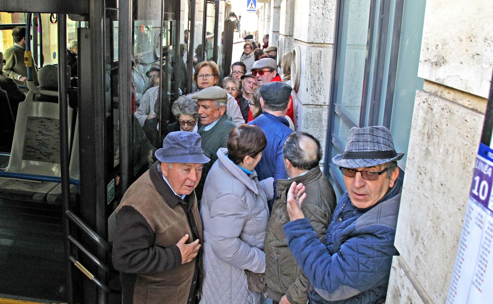 Así son las enormes estrecheces que se padecen en la calle Honda, especialmente por las mañanas.