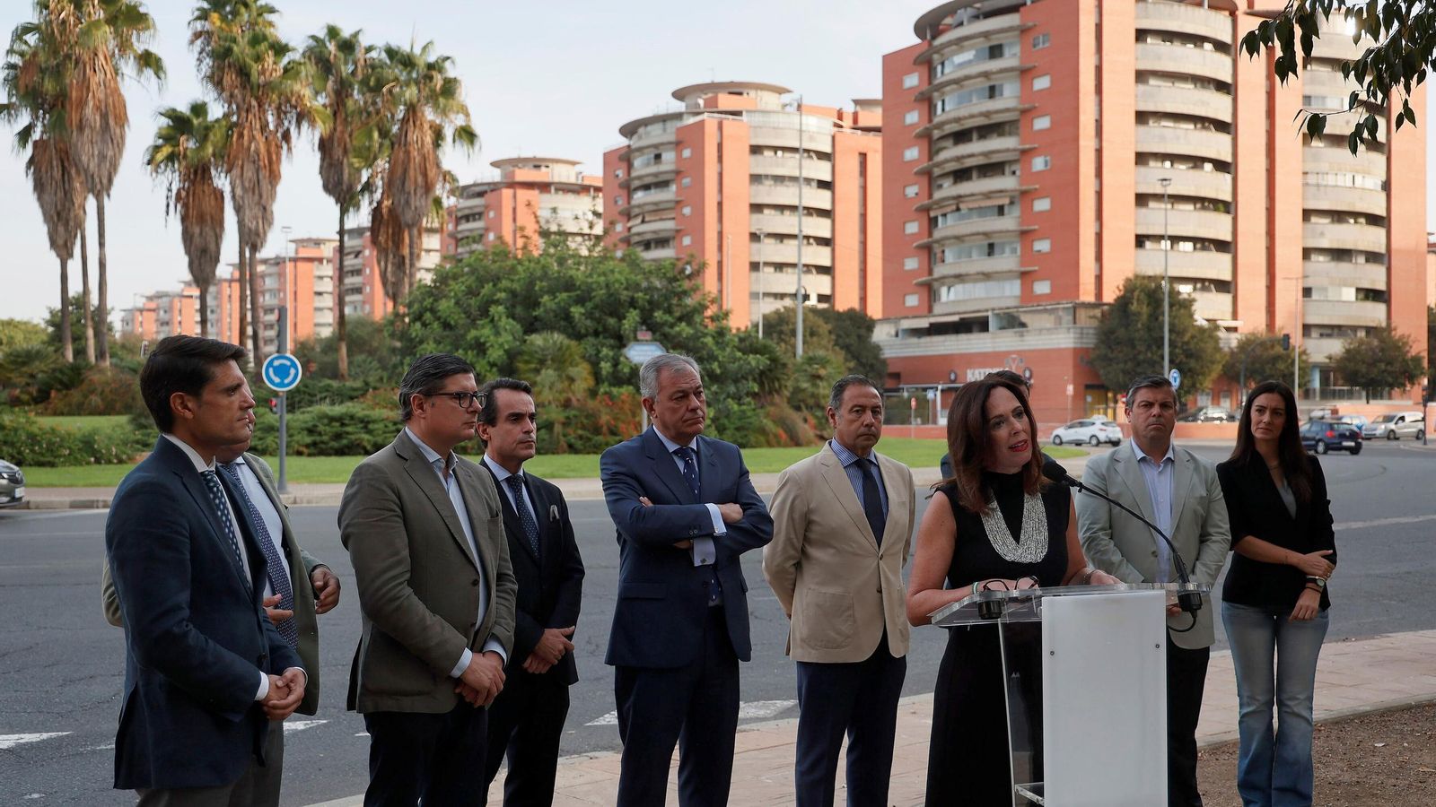 La consejera Rocío Díaz y Josñe Luis Sanz en la Glorieta por donde saldrá el Metro de Palmas Altas hacia Bellavista.