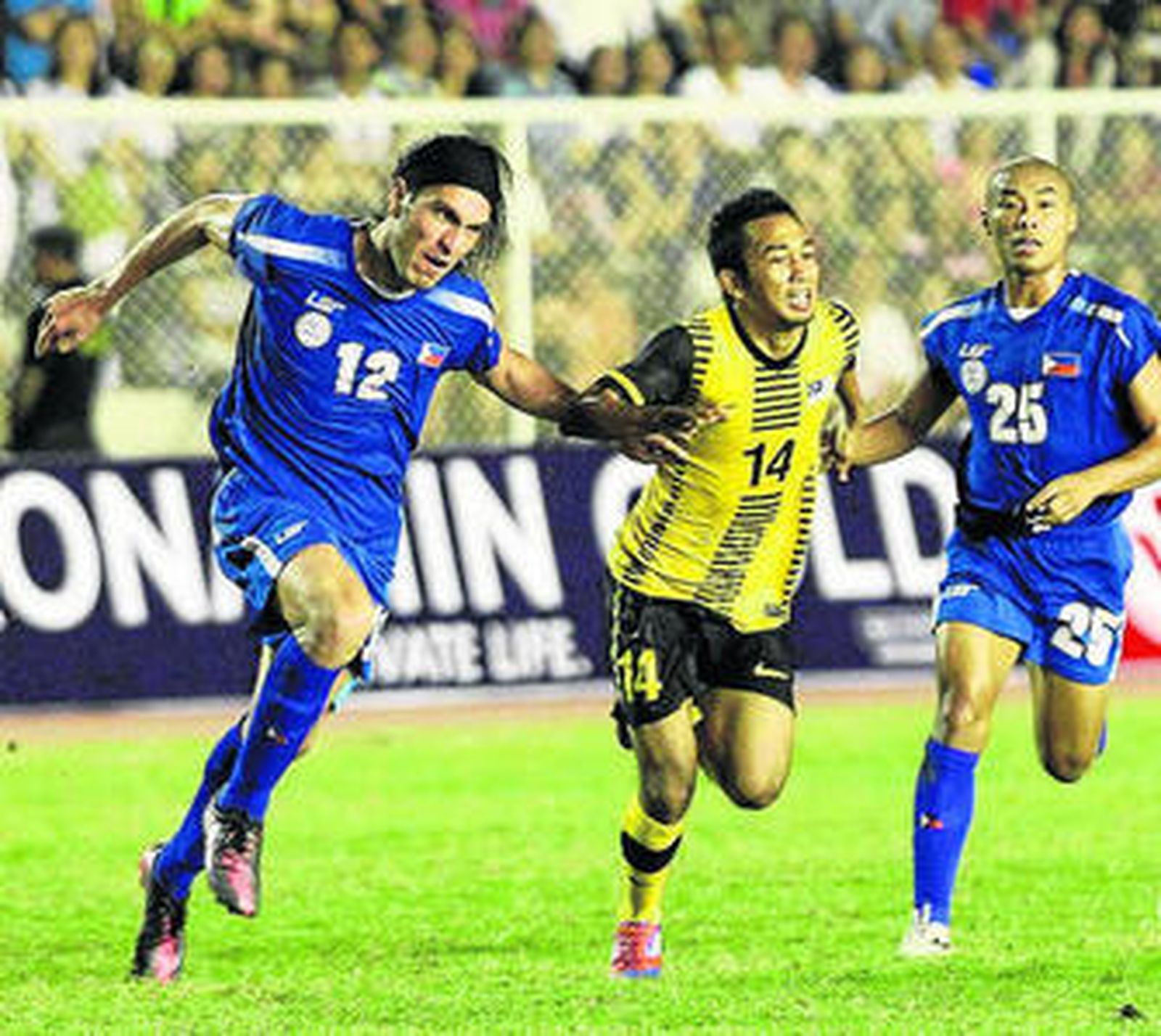 Guirado, primero por la izquierda, durante un partido con Filipinas.
