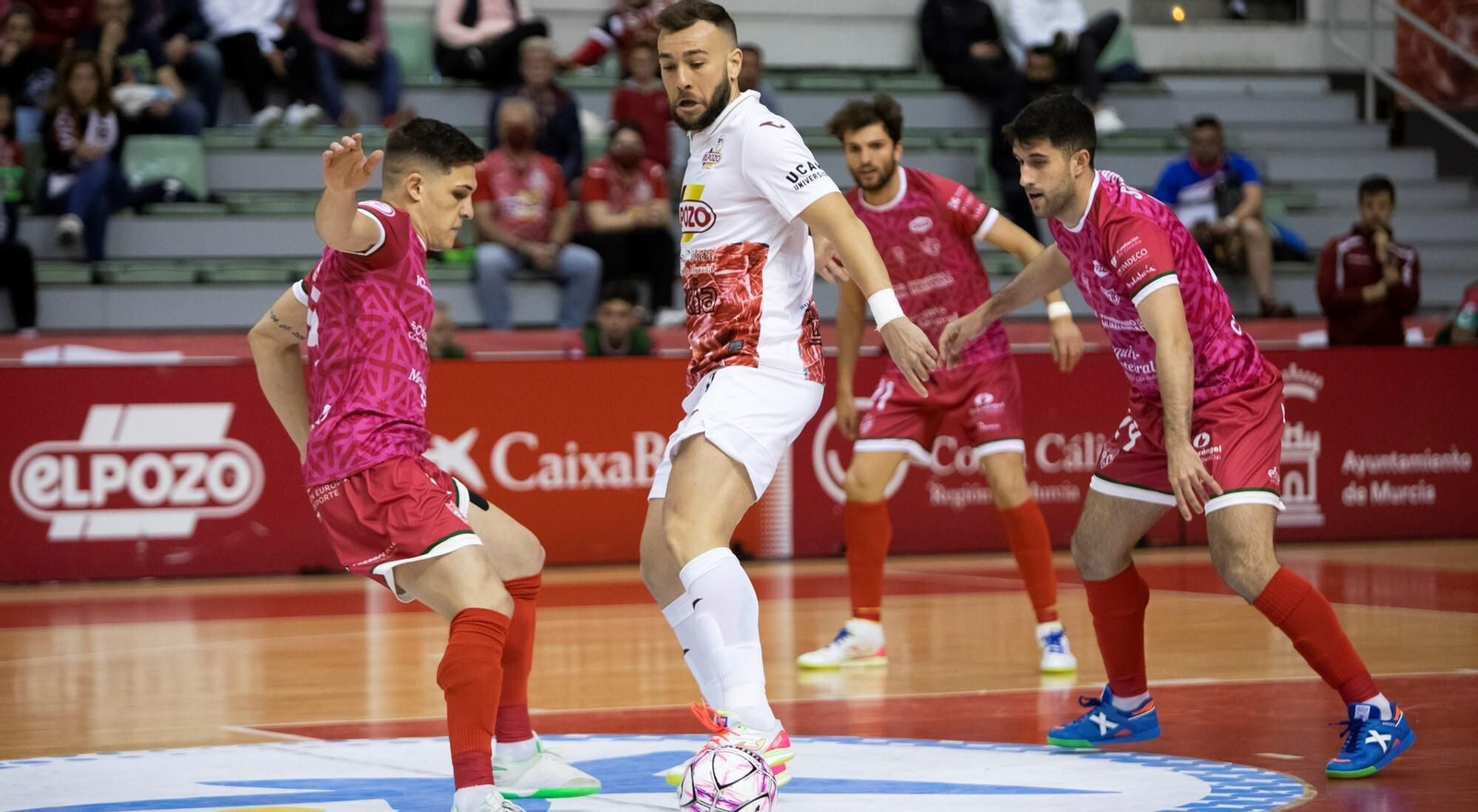 Álex Viana pugna por el balón con Rafa Santos, con Ismael y Zequi detrás.