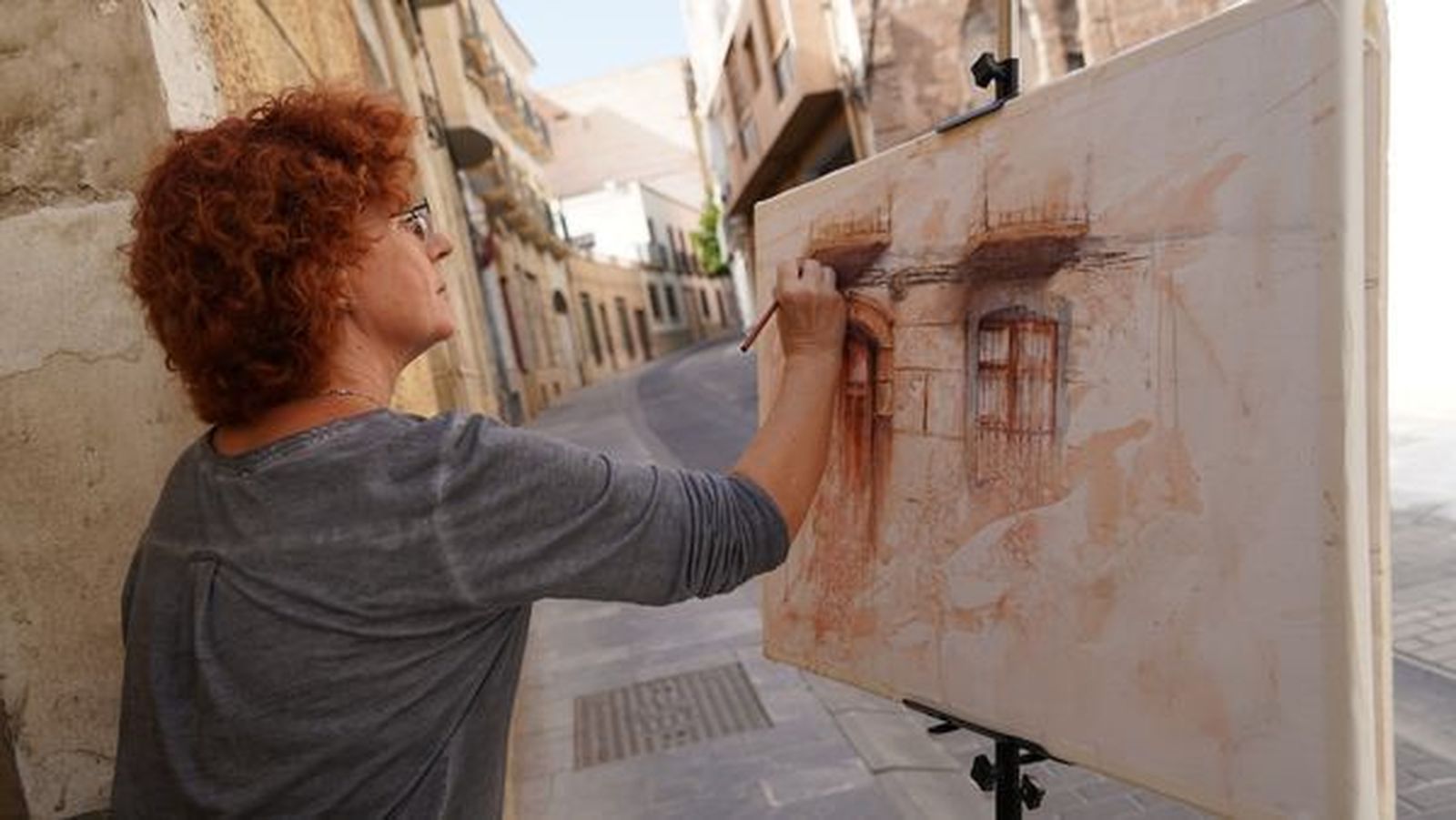 Antonia Moya, en la foto, gana el primer certamen de pintura rápida de Berja