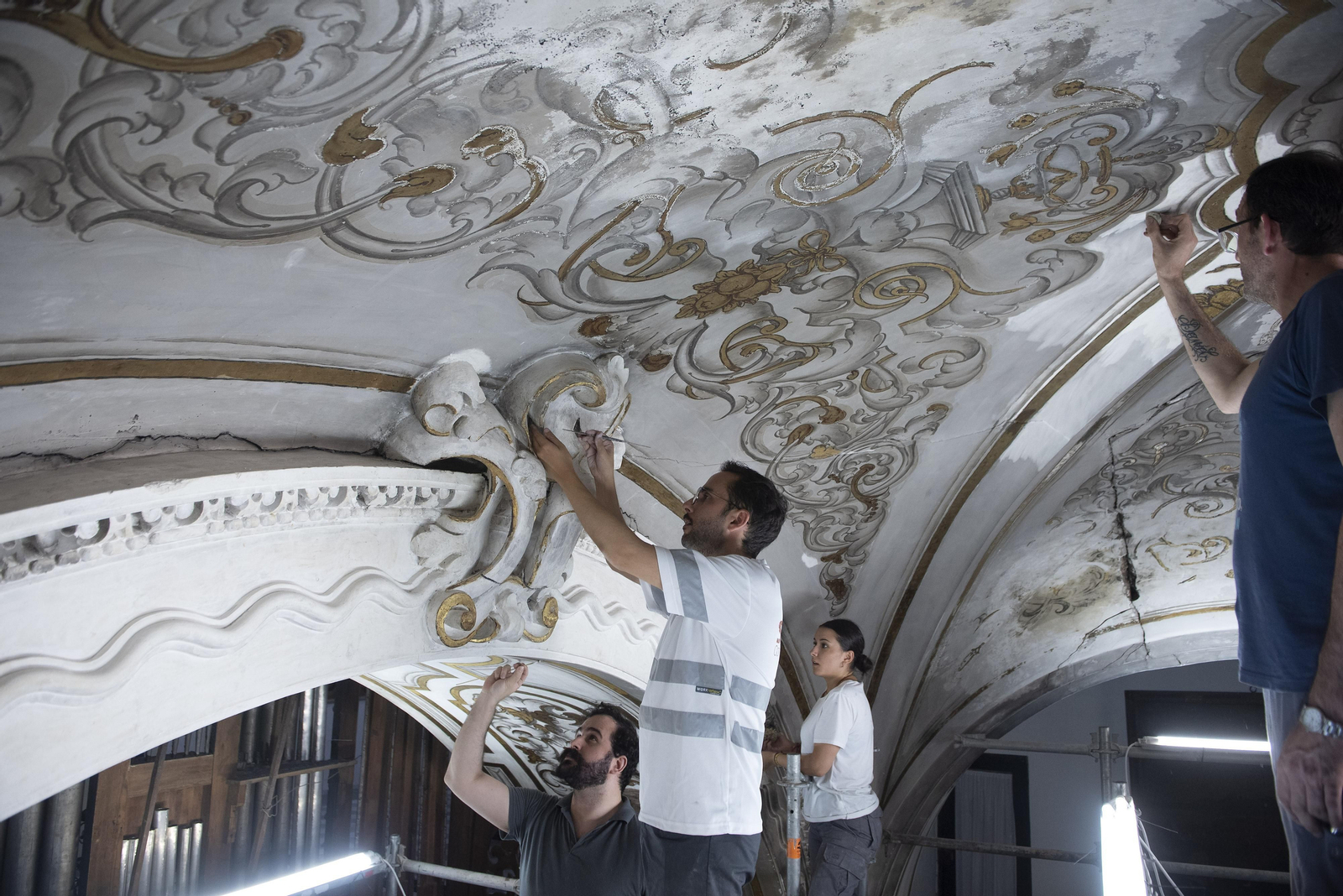 Todas las imágenes de la restauración de las pinturas en la Parroquia de la Magdalena