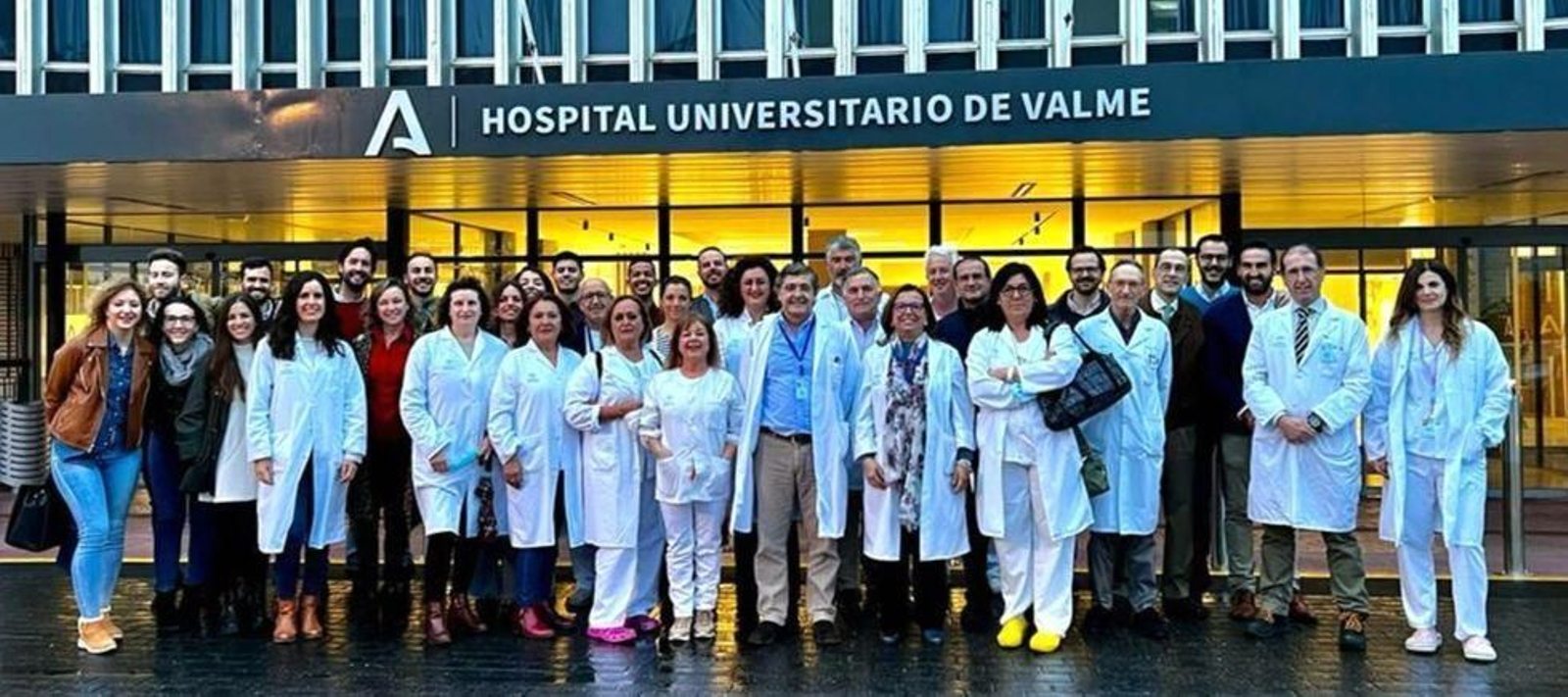 Grupo de profesionales del servicio de Cirugía Ortopédica y Traumatología del Hospital de Valme con el jefe del servicio en el centro, el doctor Jorge Angulo.
