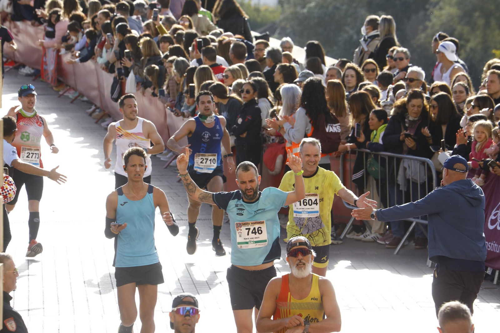 La gloria de cruzar la Puerta del Puente: las fotos de la línea de meta de la Media Maratón de Córdoba 2024
