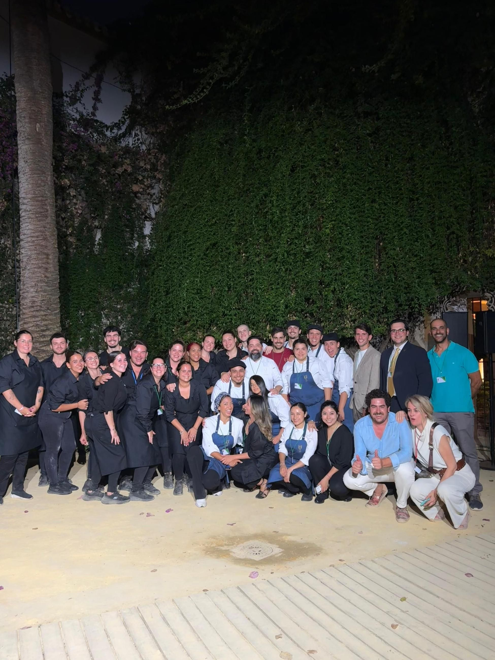 Imagen de familia de Juanlu Fernández con su equipo tras la cena.